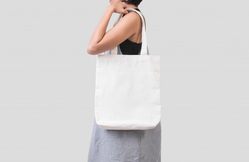 girl holding an eco-bag